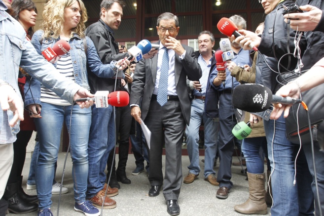 El ex presidente e Kutxabank, Mario Fernndez, a su salida del...