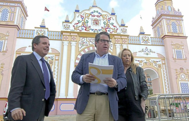 El concejal de Empleo y Fiestas Mayores, Gregorio Serrano (centro),...