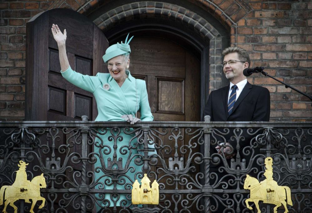 La reina, sale a saludar en el ayuntamiento junto al alcalde, Frank...