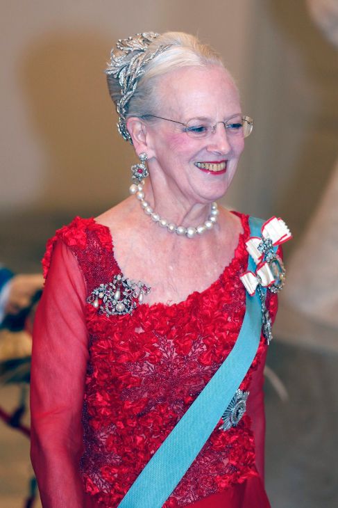 La anfitriona y cumpleaera Margarita de Dinamarca se puso la tiara...