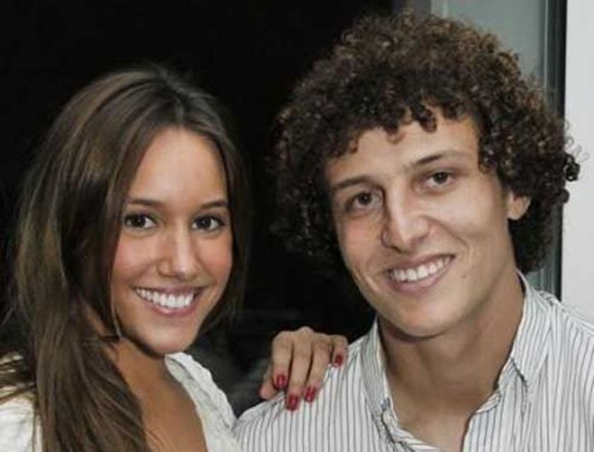 El futbolista brasileo del Paris Saint Germain, David Luiz, con su...