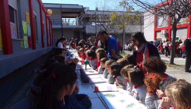 Alumnos del colegio El Pinar participando en una actividad.