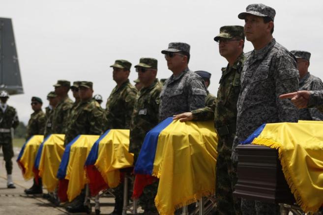 Soldados colombianos, junto a los fretros de los soldados muertos el...