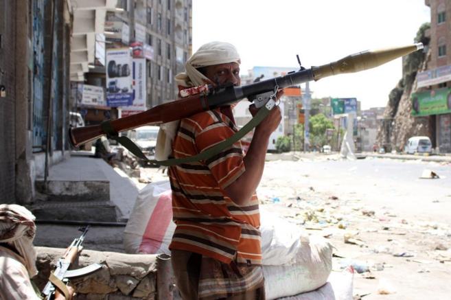 Un yemen con un lanzagranadas en la ciudad de Taez.