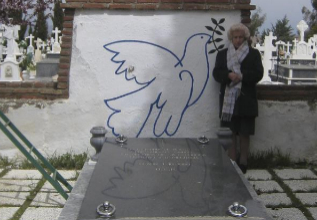 Laura en 2009, en la fosa donde ha sido enterrada.