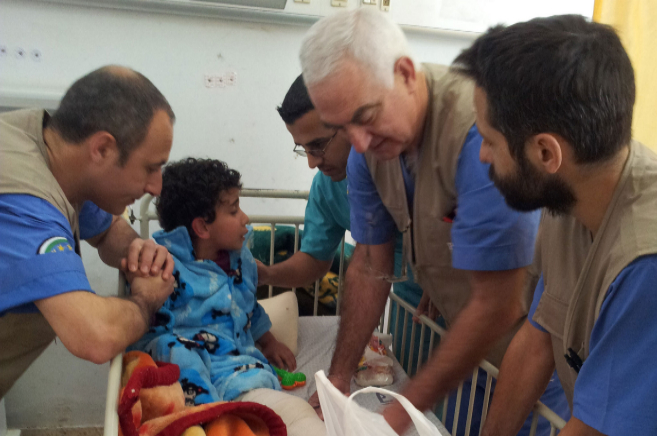 El equipo espaol atiende a un paciente en Gaza.