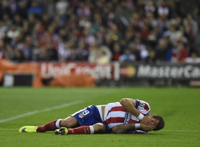 Mario Mandzukic se duele en el campo durante el partido de Liga de...