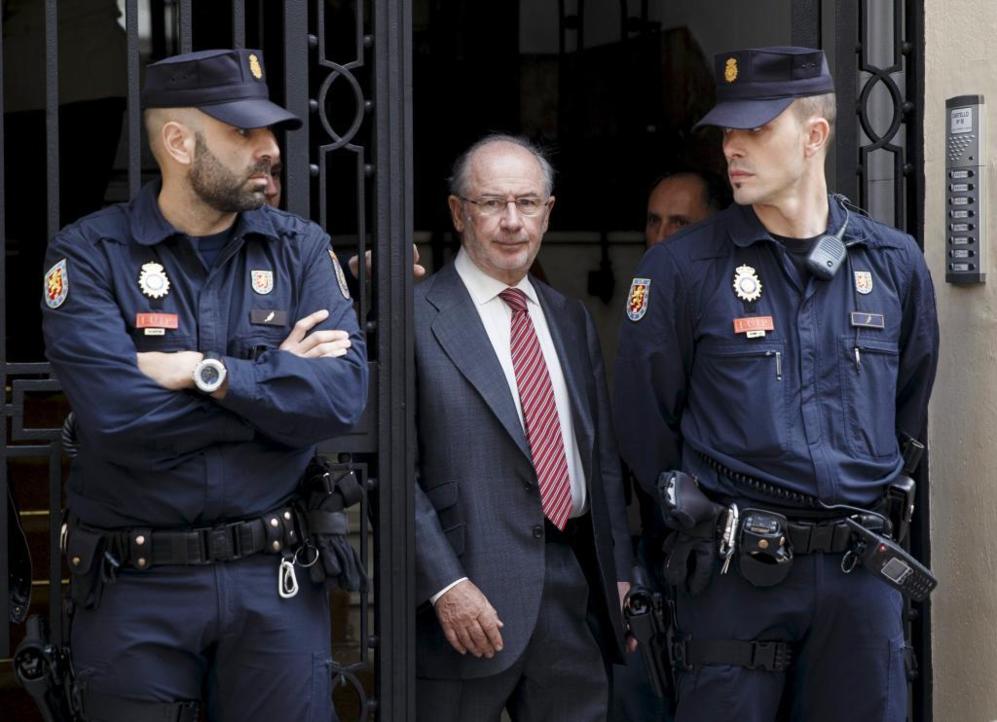 Rodrigo Rato sale de su despacho acompaado de oficiales de polica...
