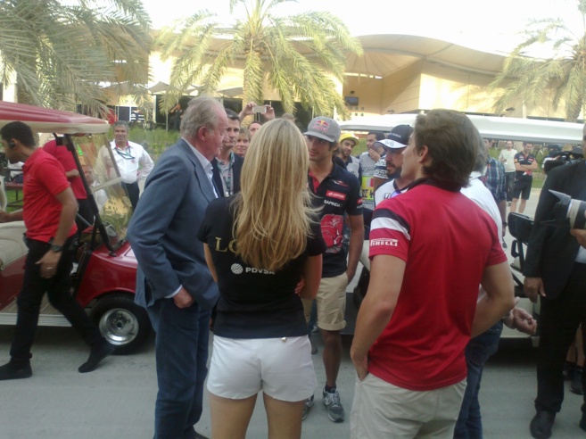 El Rey Juan Carlos, junto a los pilotos españoles, en el...