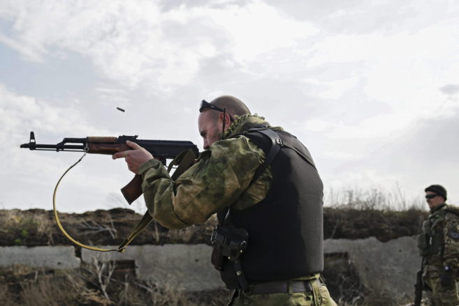 Soldado ucraniano dispara durante un entrenamiento en Lebedinskoe,...