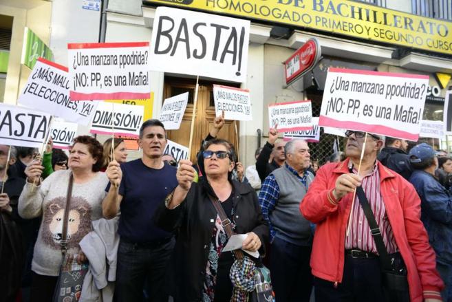 Manifestantes contra la corrupcin, concentrados frente a la sede del...