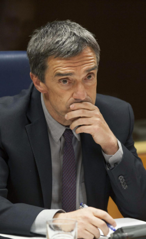 Jonan Fernández, explicando en el Parlamento su reunión con Díez...