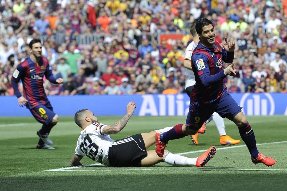 Luis Surez celebra su decimosexto gol del 2015