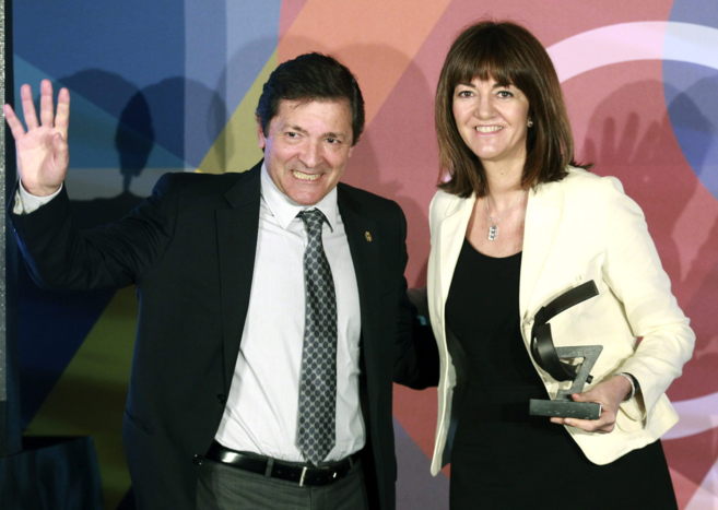 Mendia, con el presidente de Asturias, uno de los galardonados con los...