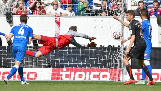 El portero del Hoffenheim, Oliver Baumann, no puede evitar el gol de...