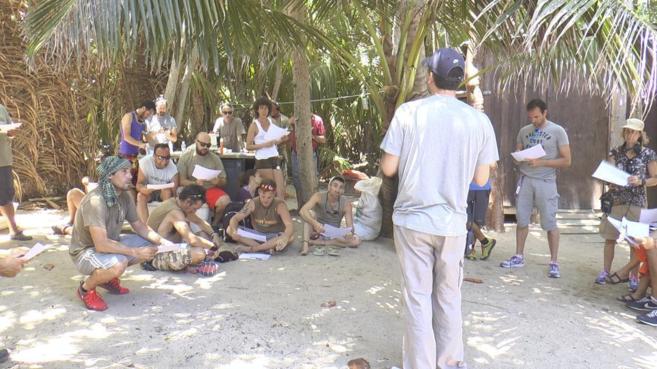 El equipo de 'Supervivientes', durante una reunin en Cayo Menor.