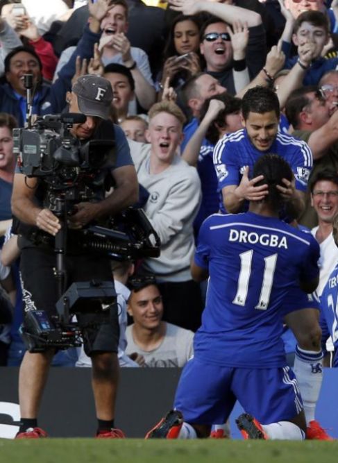 Hazard celebra su tanto con Drogba.