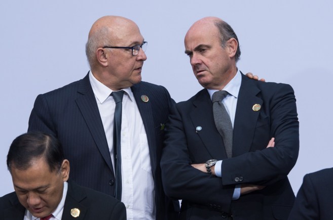 El ministro de Economía, Luis de Guidos, junto a su homólogo...