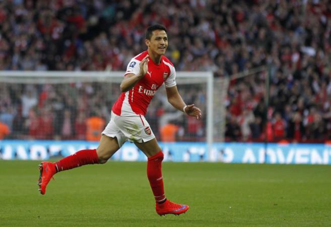 Alexis celebra un gol ante el Reading.
