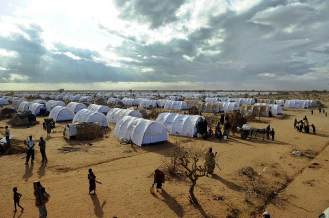 Refugiados somalíes caminan por el campo de Dadaab en Kenia.