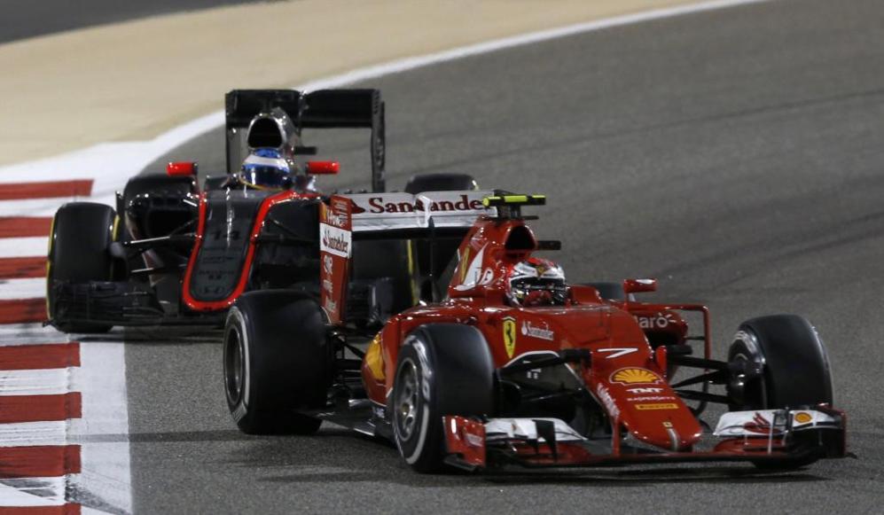 Momento de la carrera en la que Kimi y Alonso rodaron con agresividad,...