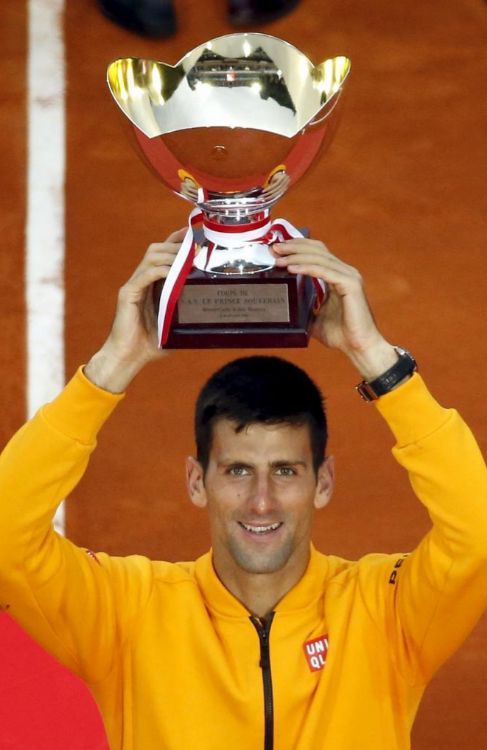 Djokovic, con su segundo trofeo de Montecarlo.
