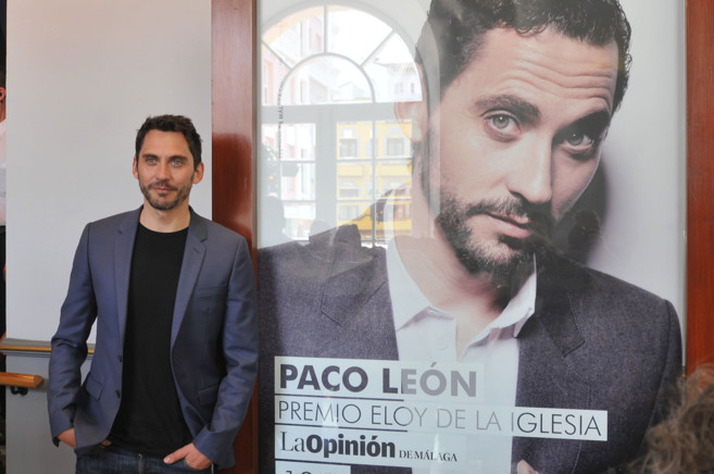 El actor y director Paco Len, junto al cartel que anunciaba su...