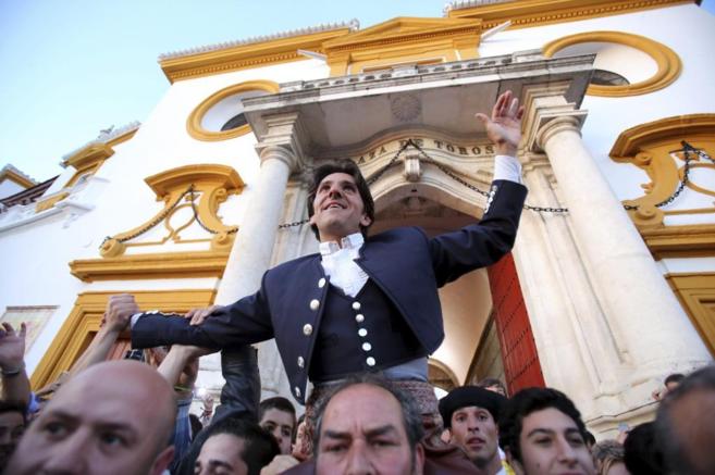 Diego Ventura sale por la Puerta del Prncipe tras cortar tres orejas...