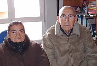Ismael y Rosa, chilenos octogenarios, sin tarjeta sanitaria.