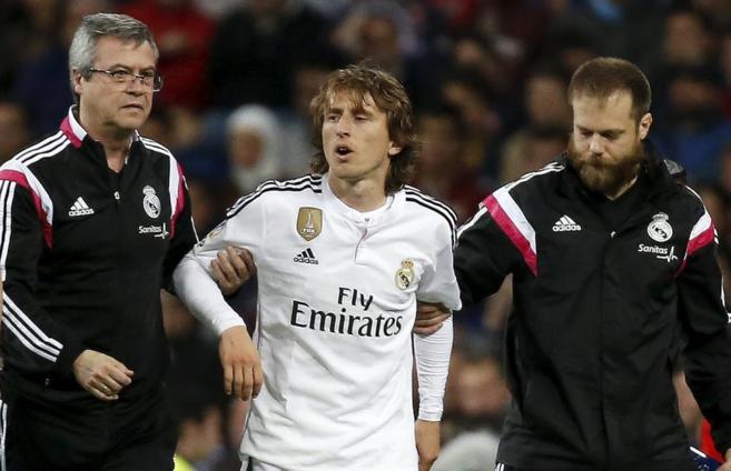 El jugador croata del Real Madrid, Luca Modric, se retira del campo...