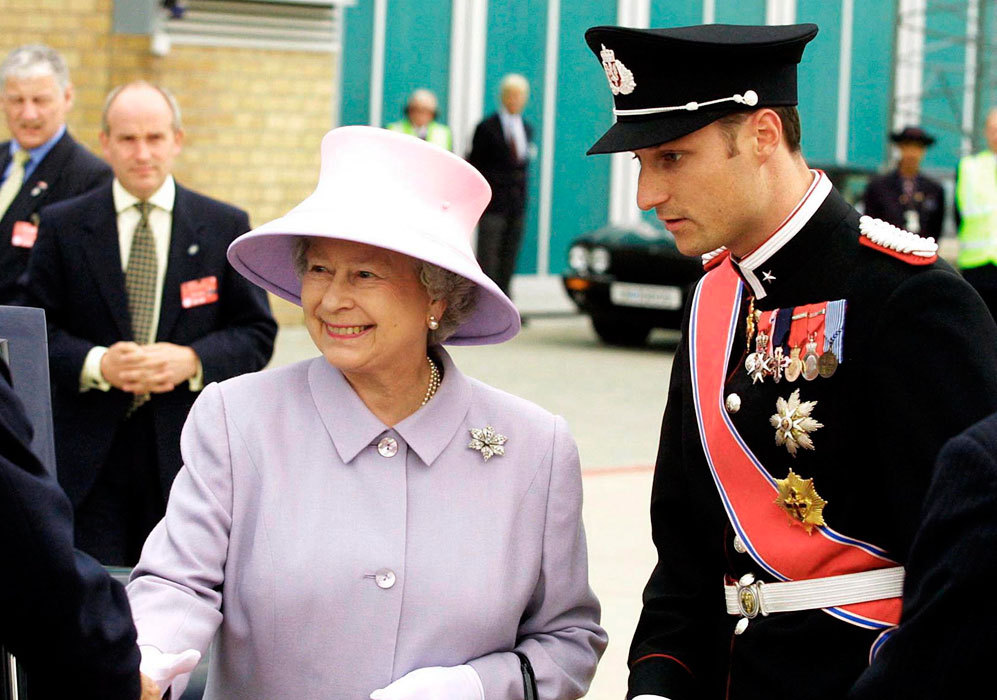 En 2001, la reina hace una visita oficial a Noruega, donde la recibe...