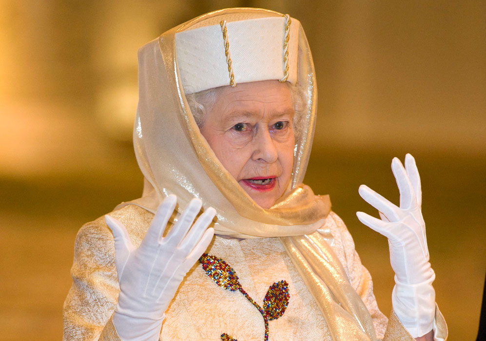 Durante una visita oficial a los Emiratos rabes, la reina de...