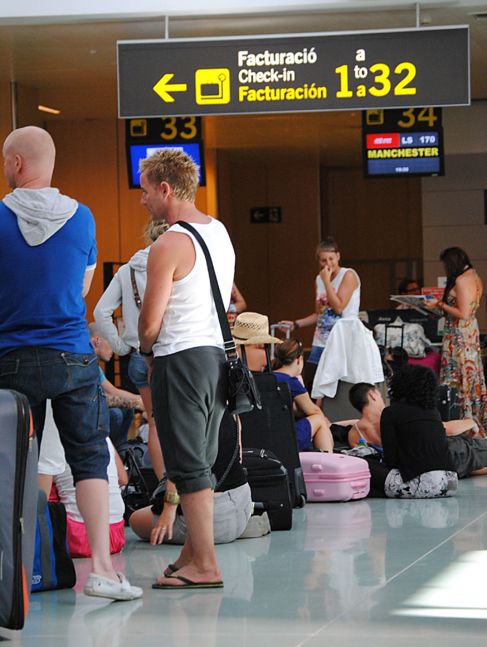 Pasajeros en los mostradores de facturacin del aeropuerto de Ibiza.
