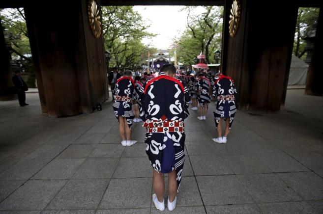 Danza tradicional en la ofrenda en el mausoleo Yasukuni.