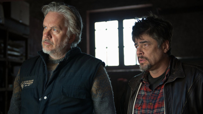 Tim Robbins y Benicio del Toro, en 'Un da perfecto'.