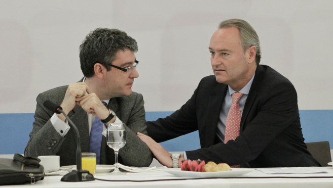Alberto Fabra,  junto al jefe de la Oficina Económica de La Moncloa,...