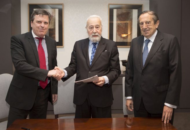 Aurelio Fernndez, Luis Eduardo Corts y Fermn Lucas, en la firma...