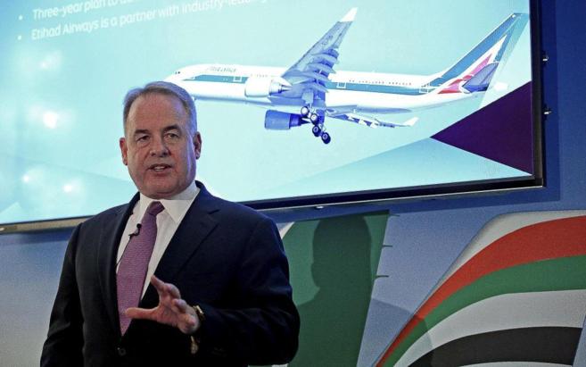 El presidente de Etihad Airways, James Hogan, en una rueda de prensa.