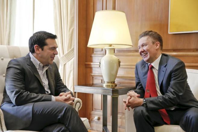 El primer ministro griego, Alexis Tsipras, ayer, en Atenas con el...