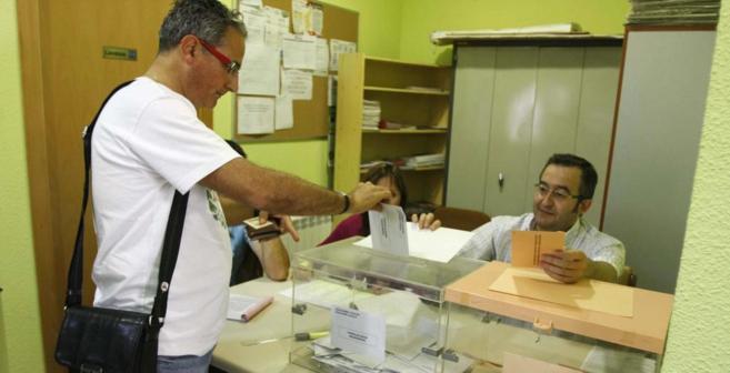 Una personas votando, en las elecciones de 2011, en un distrito de...