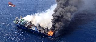 El pesquero ruso Oleg Naydenov envuelto en llamas en las costas de...