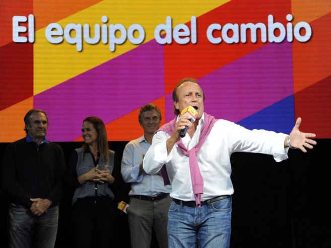 El candidato del PRO Miguel del Sel celebra su victoria en las...