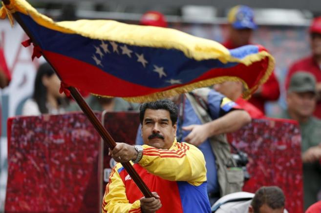 El presidente de Venezuela, Nicols Maduro, ondea la bandera de su...