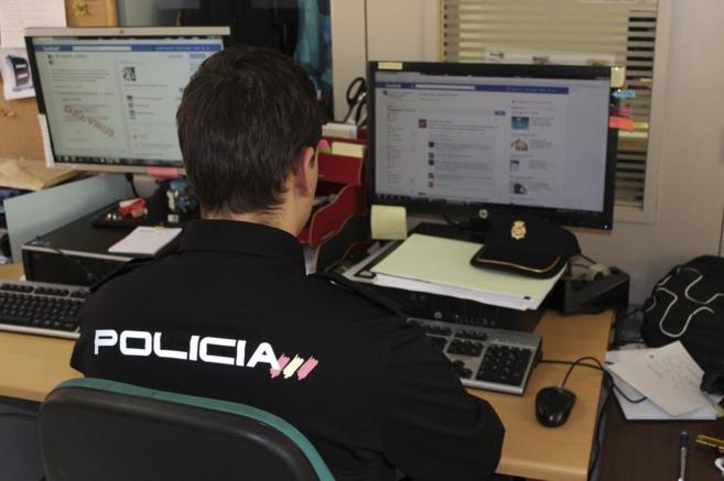 Un agente de la Polica Nacional trabajando con un ordenador.