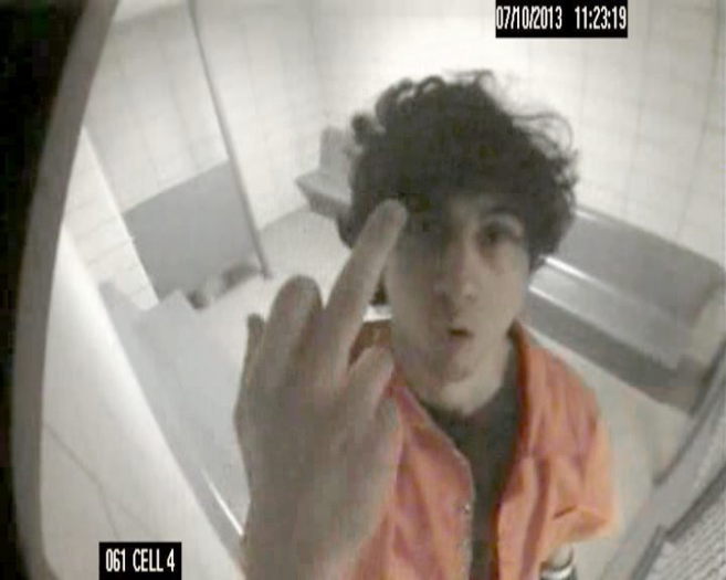 Dzhokhar Tsarnaev hace un gesto a la cmara de seguridad del tribubal...
