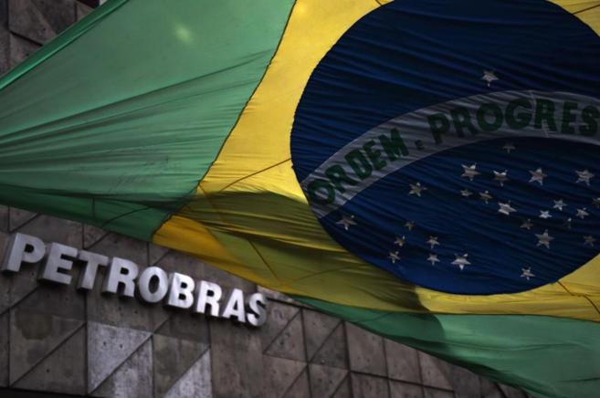 Una bandera de Brasil ondea frente a la sede de Petrobras.