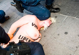 La activista de Femen, inmovilizada.