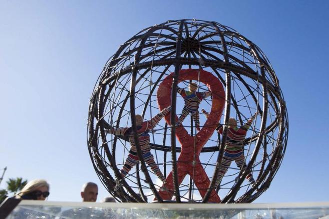 Escultura en homenaje a los afectados por VIH.