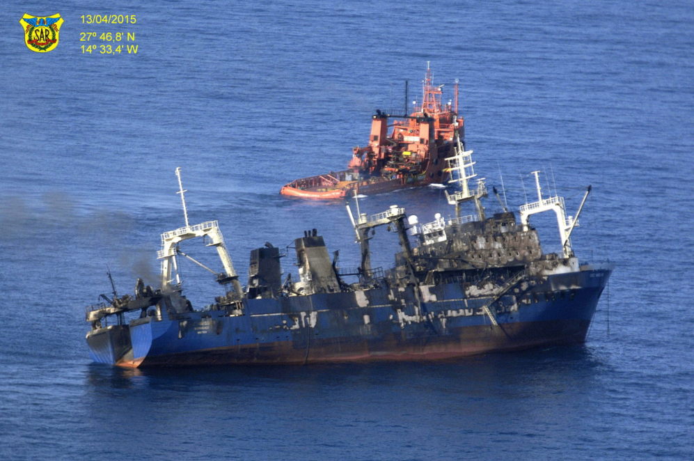 El 'Oleg Naydenov' junto al barco de Salvamento Martimo 'Punta...