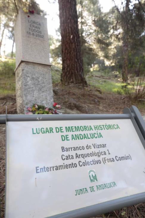 Placa en memoria de Garca Lorca en el Barranco de Vznar